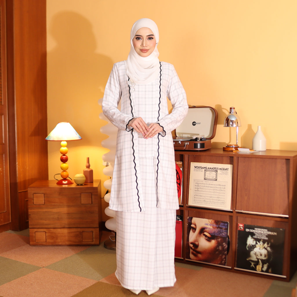 WHITE - KEBAYA LABUH  "TULUS" ADULT